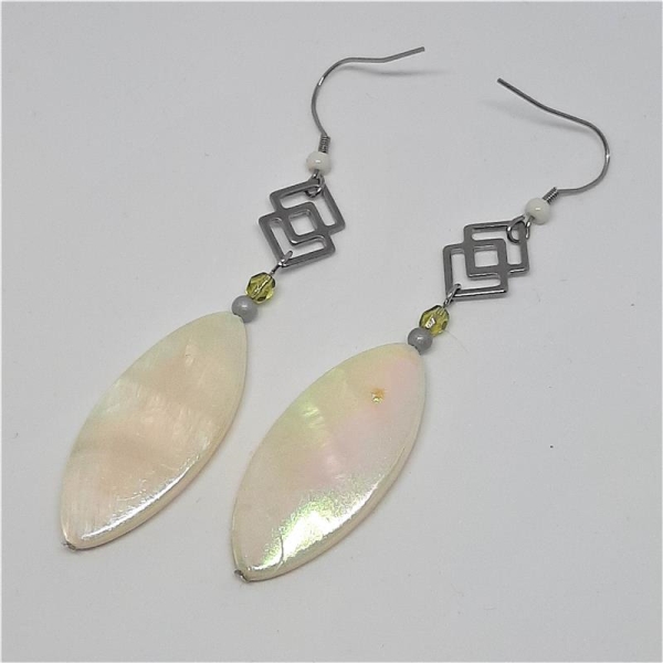 Boucles en coquillage oval blanc